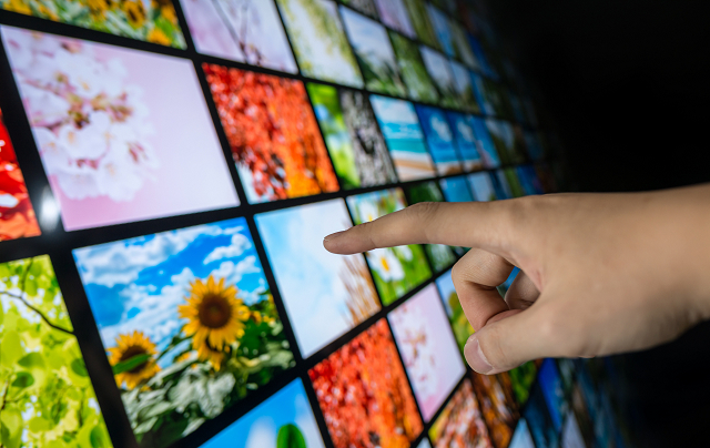 ◆FPD用カラーフィルタ色材　薄型テレビ、パソコン、スマートフォンなどに使用されるカラーフィルタ色材についてご紹介します。薄型テレビやパソコン、スマートフォンなどに使用されているカラーフィルタは、FPD（フラットパネルディスプレイ）の色再現の要となる構成部品です。近年では液晶だけでなく、電子ペーパーや有機ELなど、様々なパネルアプリケーションに用いられています。当社のFPD用カラーフィルタ色材は、これまで東洋インキグループが印刷インキや塗料の開発で培ってきたナノレベルの分散加工技術が生み出した最先端製品であり、世界的に高いシェアを持っています。当社では、高機能顔料から最終的なカラーレジスト（レジストインキ）までを自社で一貫して開発・生産できる強みをフルに活かし、カラーディスプレイのさらなる高機能化や性能向上に寄与しています。